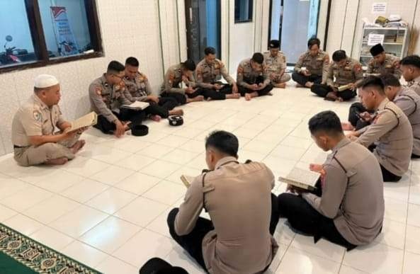Aksi Personel Polisi Lumajang Tadarus Al Quran Untuk Tingkatkan Keimanan Ramadan
