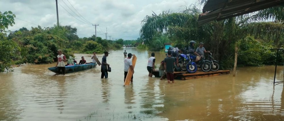 Jasa Penyeberangan Motor di Lokasi Banjir Tebo Menjadi Solusi di Tengah Kesulitan