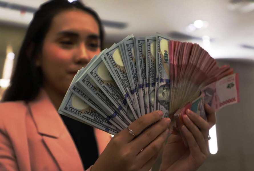 Rupiah Berfluktuasi, Investor Berharap Keputusan The Fed Bawa Angin Segar