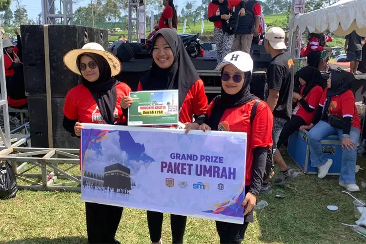 PT Atma Munada Raya Berikan Doorprize Umrah dalam Acara Travel