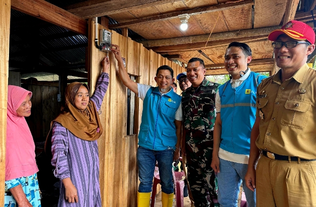 Warga Kampung Menra di Sinjai Akhirnya Nikmati Listrik Setelah Puluhan Tahun Gelap Gulita