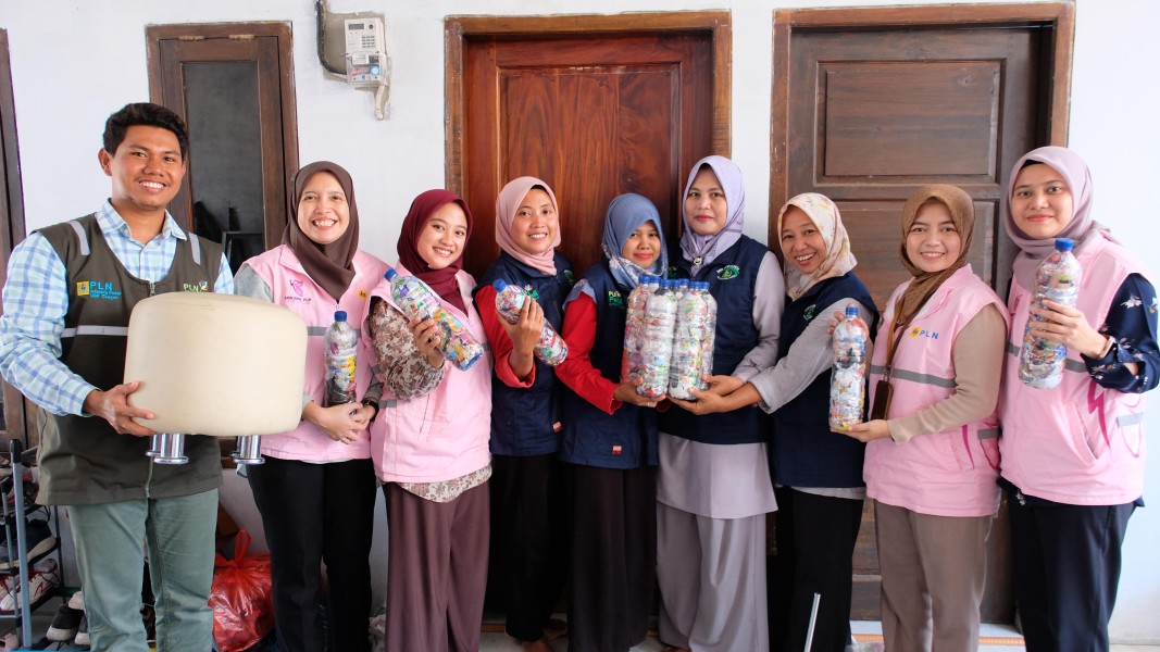 Srikandi PLN IP UBP Cilegon Berikan Bantuan Perlengkapan Operasional untuk Bank Sampah Mata