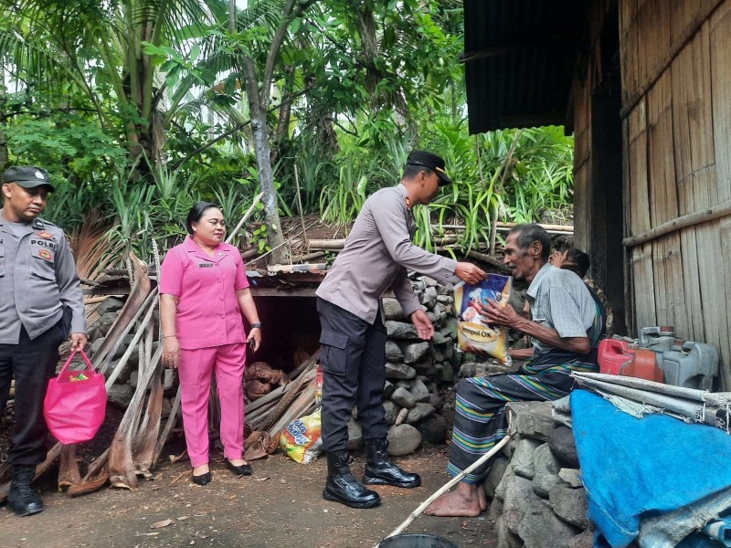 Polres Ende Salurkan Bantuan Sosial untuk Buruh dan Tukang Ojek Selama Ramadhan