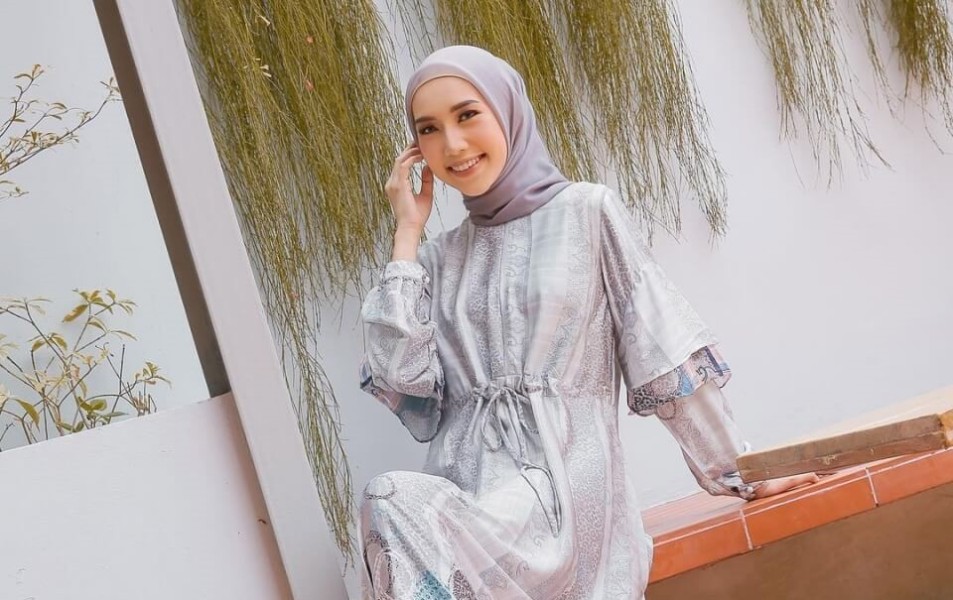 Inspirasi Fashion Gamis Polos Elegan Dipadukan Hijab Motif