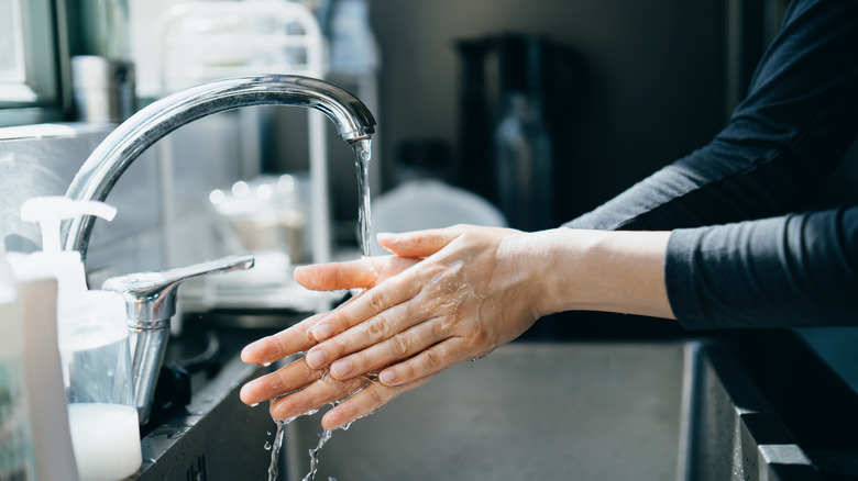 7 Kebiasaan Dapur Sepele yang Diam-Diam Bisa Picu Keracunan Makanan di Rumah