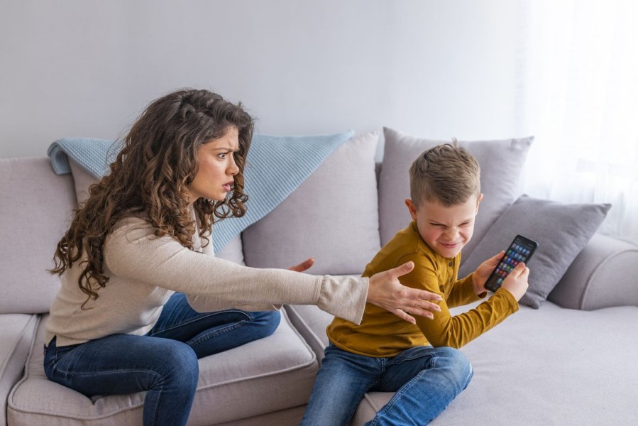 Tips Efektif Mengatasi Kecanduan Gadget pada Anak Tanpa Marah-marah