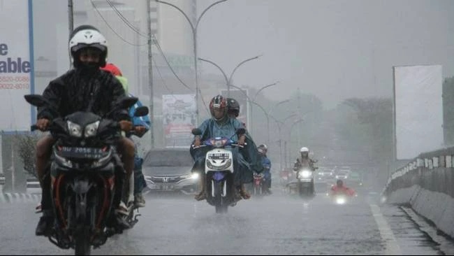 BMKG Ingatkan Potensi Hujan Lebat Ciayumajakuning Saat Arus Mudik Lebaran Tahun Ini