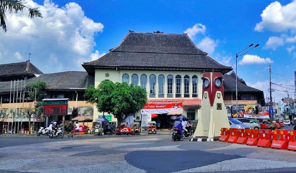 Warga dan Aparat Gotong Royong Bersihkan Pasar Gede Sambut Lonjakan Wisatawan Lebaran