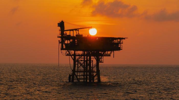 Harga Minyak Dunia Melonjak Hampir 5 Persen Dipicu Konflik Timur Tengah