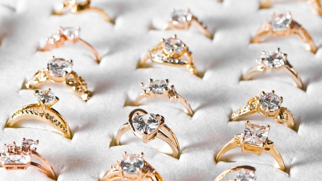 Harga Emas Perhiasan Berbagai Karat Minggu 8 Maret 2026 Stabil