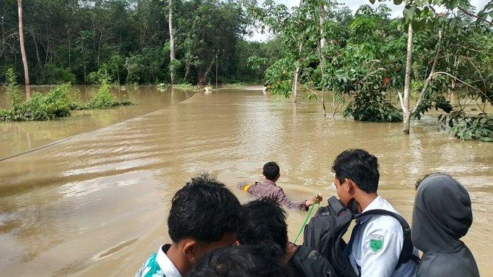 Banjir di Juai Balangan Belum Surut, Bhabinkamtibmas dan Babinsa Terus Bantu penyebrangan Warga