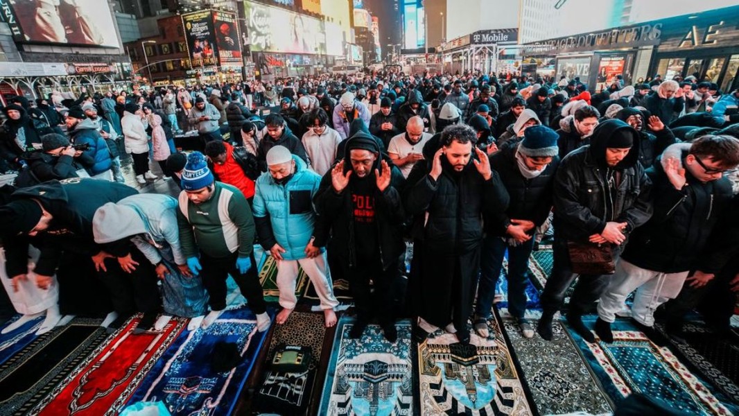 Umat Muslim Berkumpul Salat Tarawih di Times Square New York Ikonik