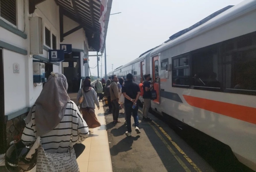 Kereta Api Argo Muria Kini Berhenti di Stasiun Batang