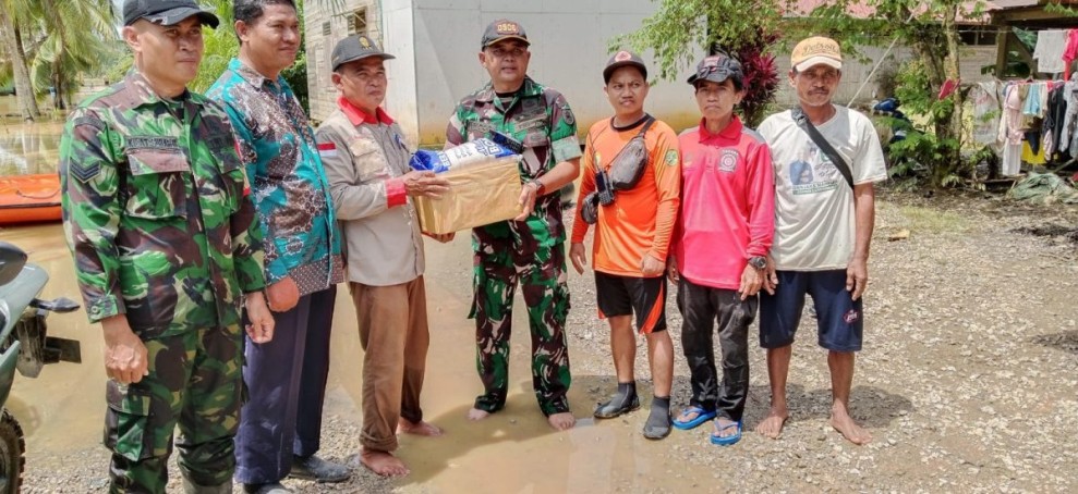 Dinsos Kukar Salurkan Bantuan Logistik untuk Warga Terdampak Longsor dan Banjir di Desa Purwajaya