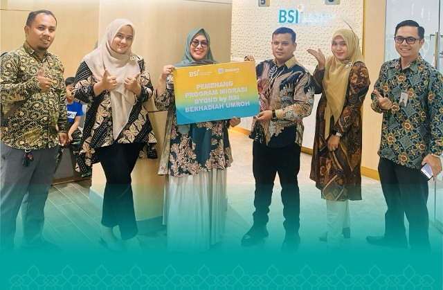 Dua Nasabah BSI Aceh Menangkan Hadiah Umrah dari Program Migrasi ke BYOND by BSI