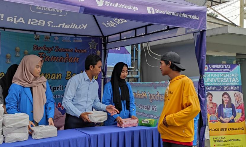 UBSI Kampus Kaliabang Gelar Aksi Sosial Berbagi Nasi Kotak, Warga Apresiasi Keberlanjutannya Selama Ramadhan