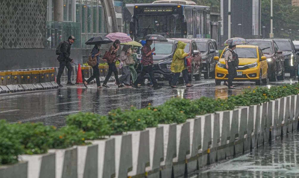 BMKG Prediksi Hujan Ringan Merata di Indonesia Jumat Ini