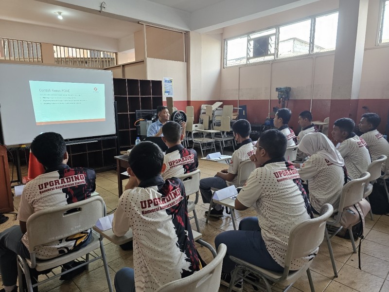 PLN UP2B Jamali Menghadirkan Program TJSL Konversi Kendaraan Listrik Untuk Memberikan Pelatihan Langsung Dan Pengetahuan Teknis Bagi Siswa SMK