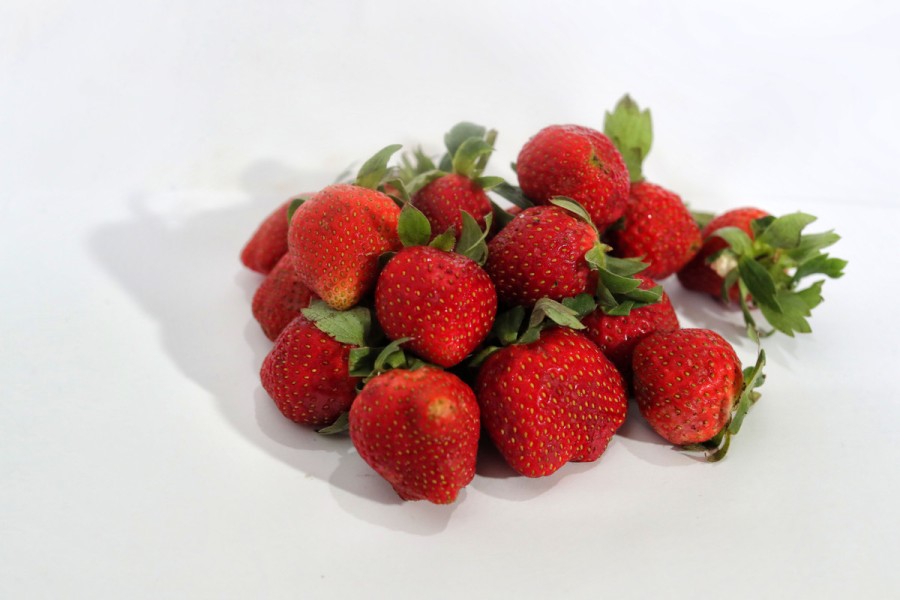 10 Buah Alami yang Membantu Meredakan Asam Urat Secara Alami