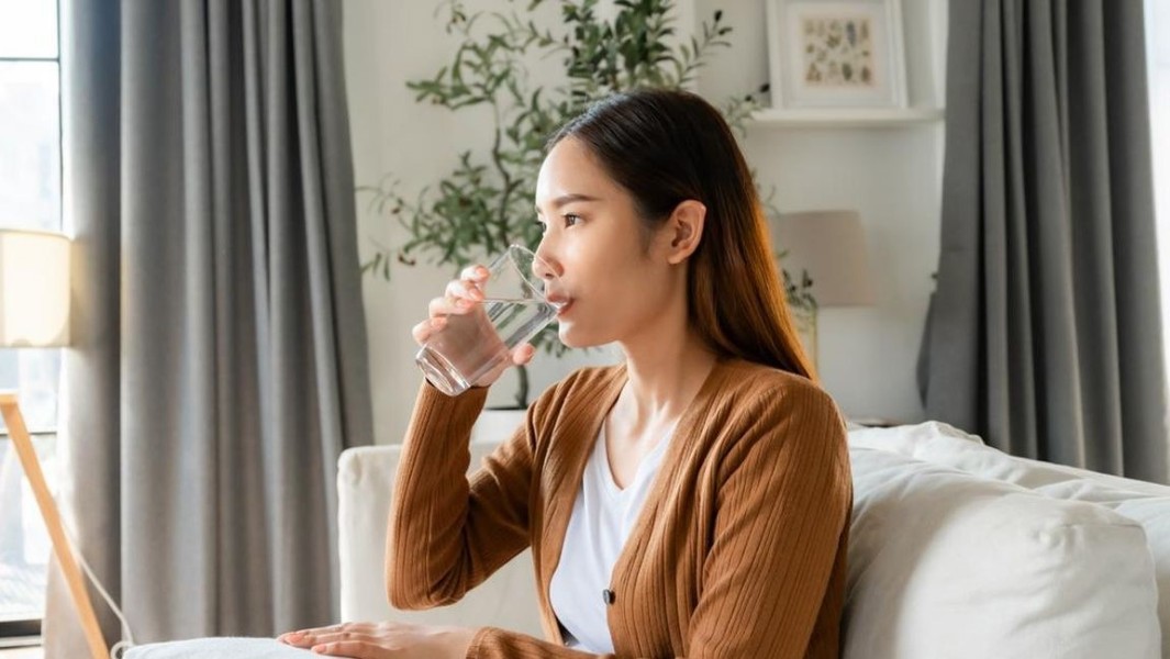 Minum Air dengan Posisi Duduk Kurangi Risiko Bahaya Bagi Tubuh