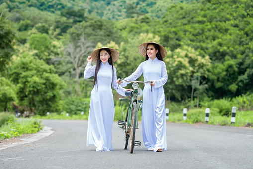 Keanggunan Ao Dai dan Pakaian Tradisional Vietnam Lainnya