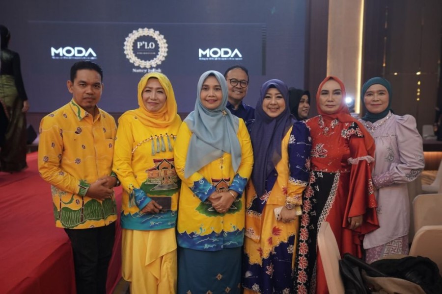 Fashion Batik Kiambang Angkat Flora Inhil di WFI