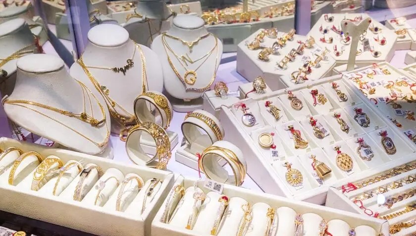 Harga Emas Perhiasan 23 Oktober 2025 Turun, Saat Tepat untuk Membeli?