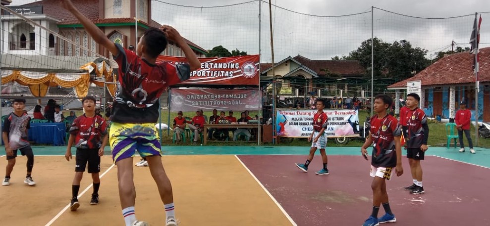 Ekstrakurikuler Voli Sekolah Dorong Prestasi Siswa Berbakat