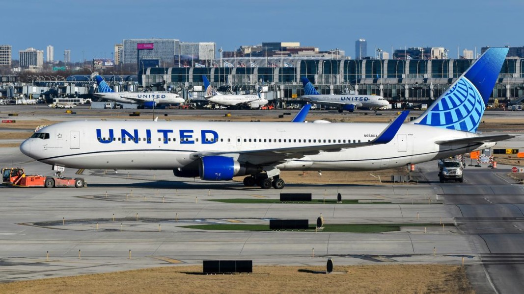 United Airlines Putar Balik Akibat Laptop Penumpang Hilang