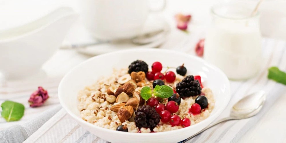 Oatmeal dan Yogurt Jadi Pilihan Sarapan Sehat untuk Menjaga Kesehatan Tubuh