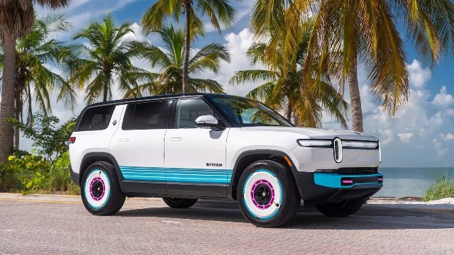 Rivian R1S One Off Hadir dengan Livery Warna Retro