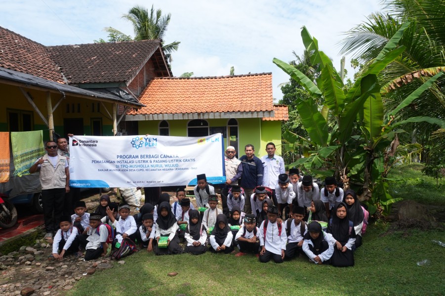 PLN UP2B Jamali bersama Yayasan Baitul Maal menjadikan malam di TPQ lebih terang dan nyaman