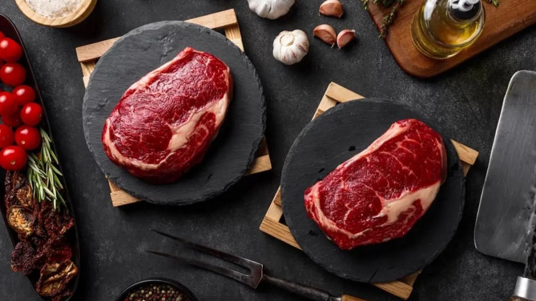 Perbedaan Kualitas Daging Sapi Lokal dan Impor Berdasarkan Pakan dan Perawatan