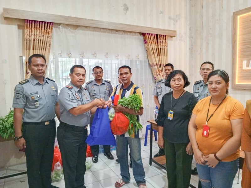 Lapas Ambon Gelar Jumat Berkah, Bagikan Bantuan Sosial untuk Keluarga Warga Binaan