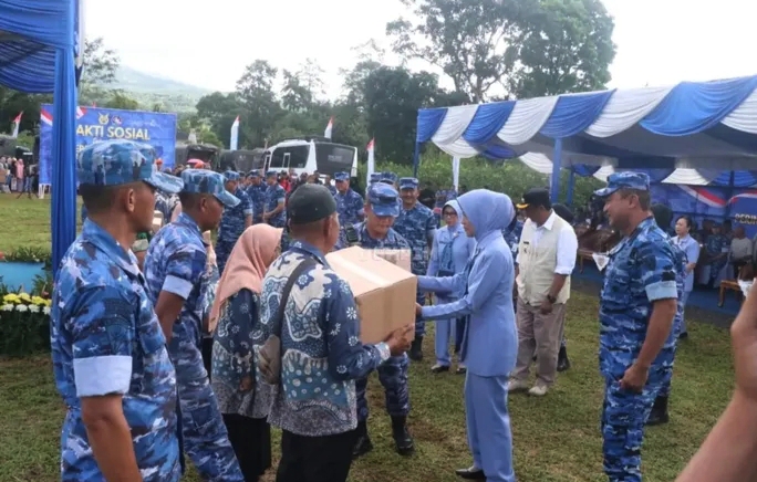 KSAU Serahkan 5.000 Paket Sembako untuk Warga Tasikmalaya dalam Peringatan HUT ke79 TNI AU