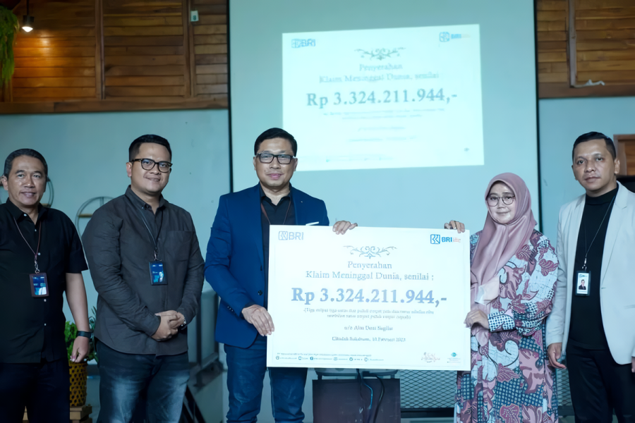 BRI Bayarkan Klaim Asuransi Jiwa Davestera di Pinrang