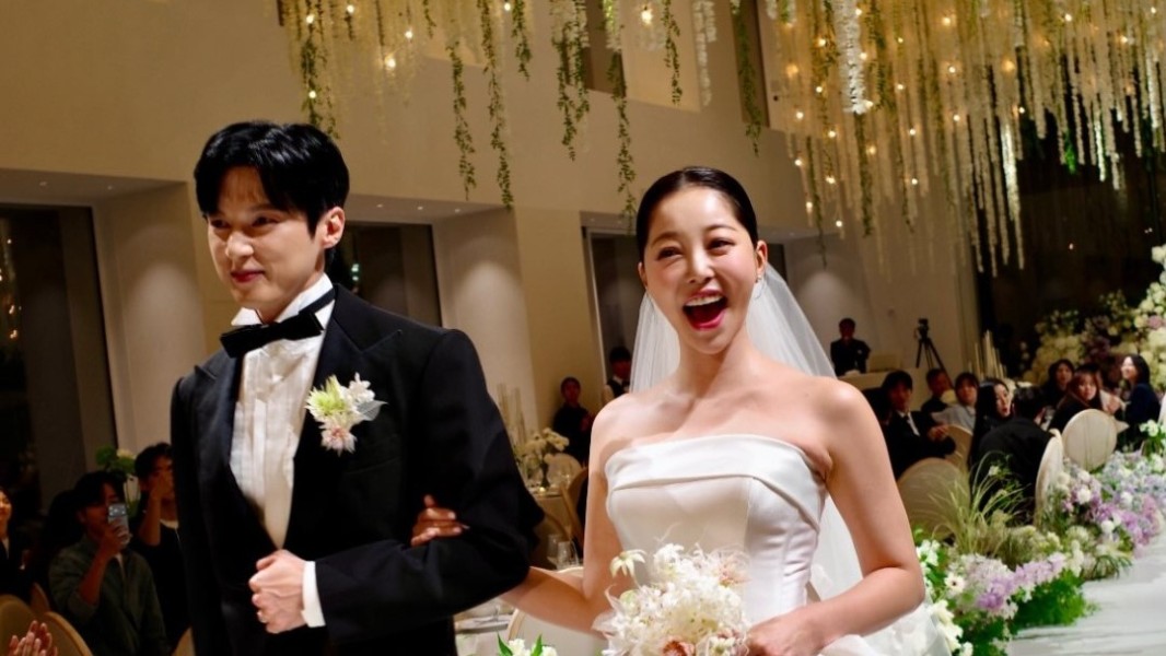 Kim Ga Eun dan Yoon Sun Woo Resmikan Perjalanan Cinta Panjang dalam Pernikahan