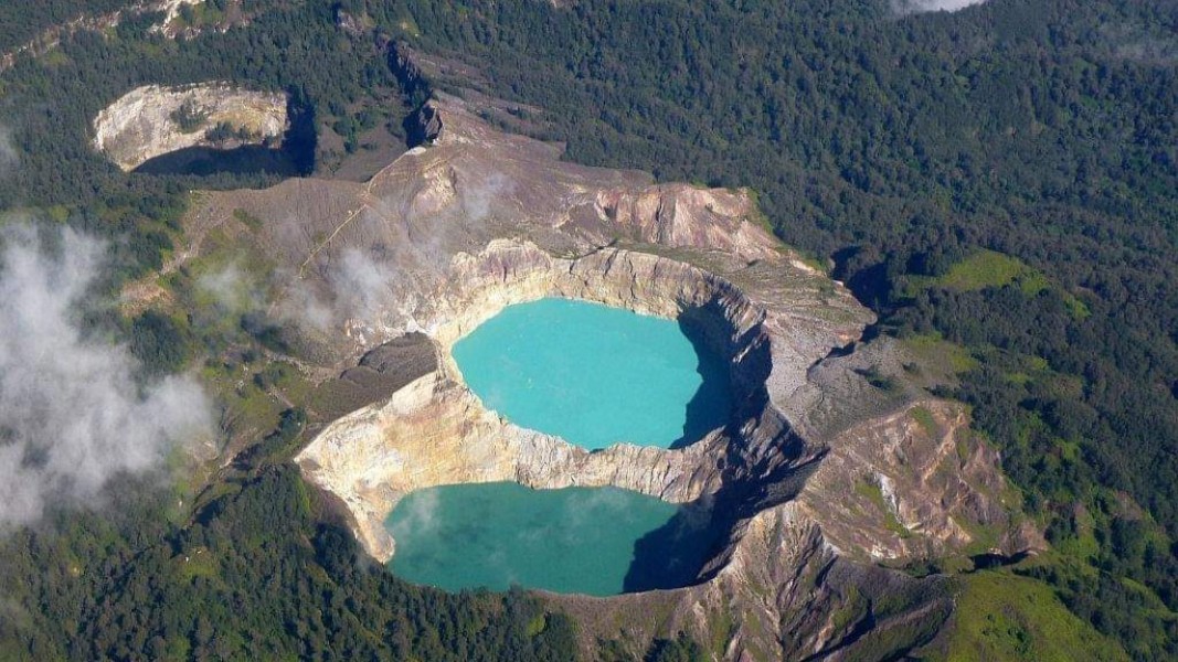 Pesona Mistis Danau Kelimutu dengan Tiga Warna Ajaib