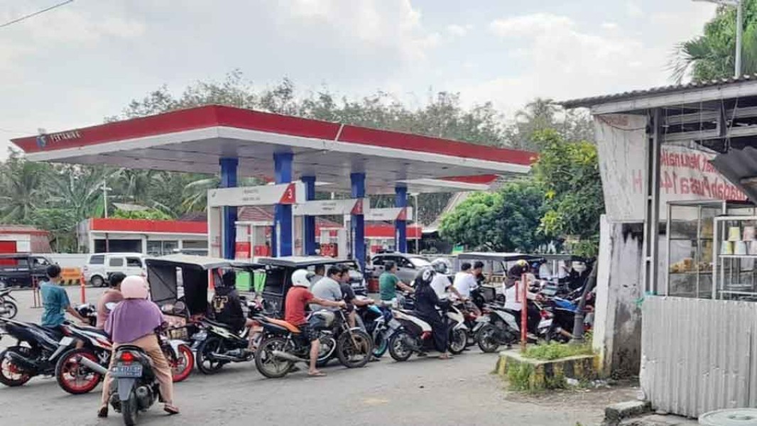 Kelangkaan BBM Muara Enim Picu Antrean Panjang dan Gejolak