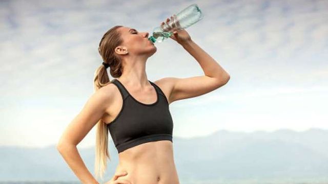 Minum Ini 10 Menit Sebelum Makan Bisa Bantu Turunkan Berat Badan: Rahasia Sederhana untuk Diet Efektif dan Sehat