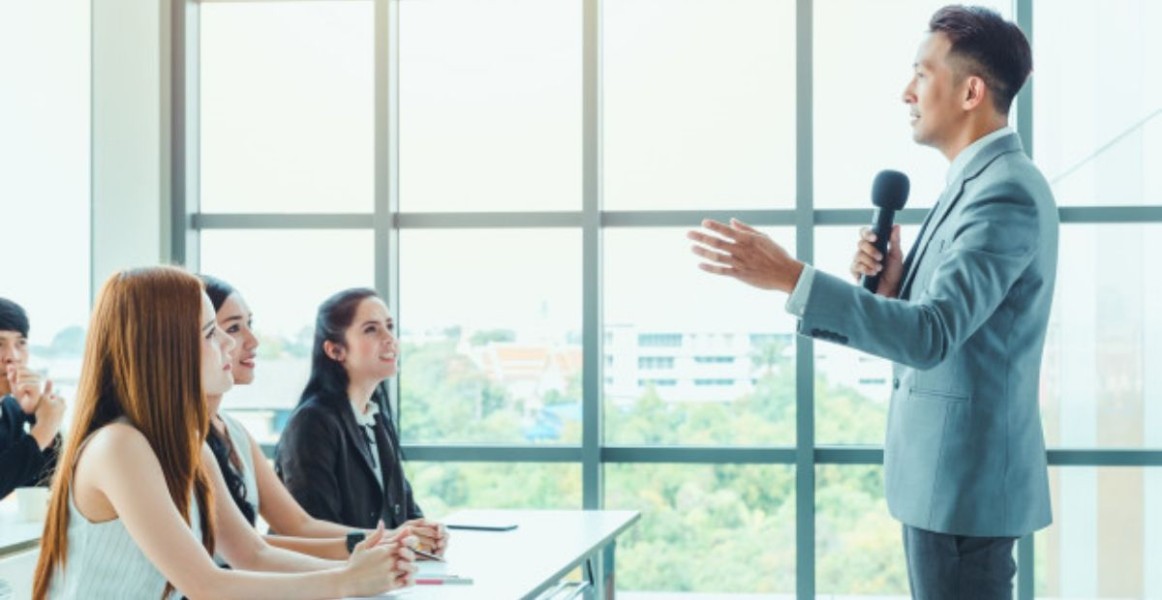Apa Itu Public Speaking: Dasar hingga Tips Mengembangkannya