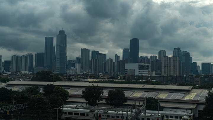 Prakiraan Cuaca BMKG: Hujan Ringan Diprediksi Mengguyur Sebagian Wilayah Jakarta pada Selasa dan Dampaknya terhadap Aktivitas Warga