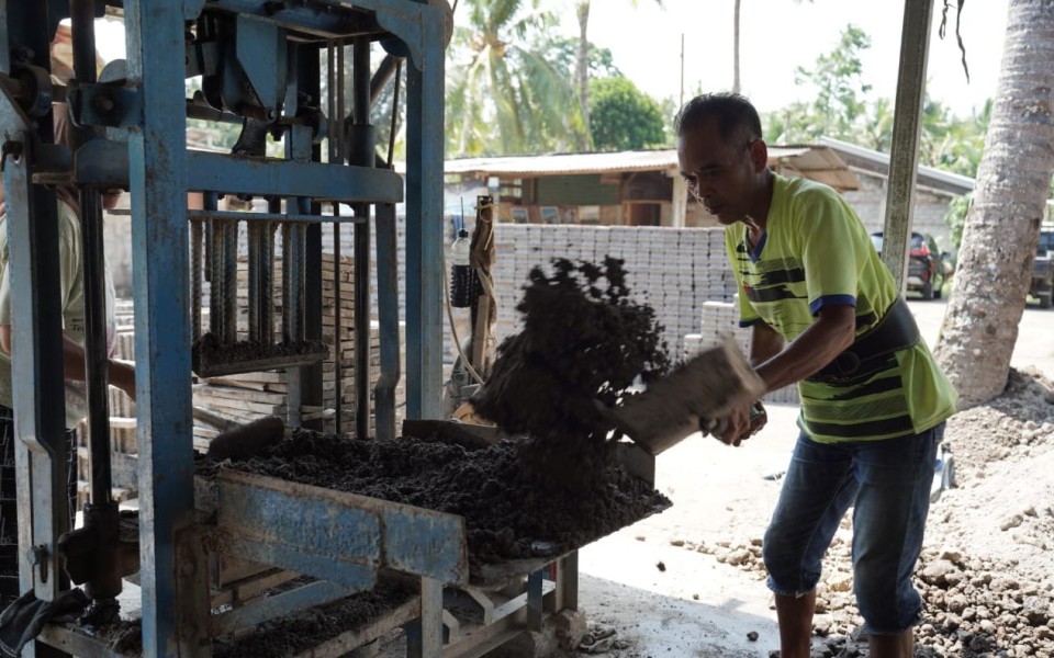 PLN UIP Nusra Dukung Produksi UMKM Sebagai Bagian Dari Program Pemberdayaan Masyarakat Untuk Memperkuat Ekonomi Daerah Melalui Pemanfaatan Limbah Faba