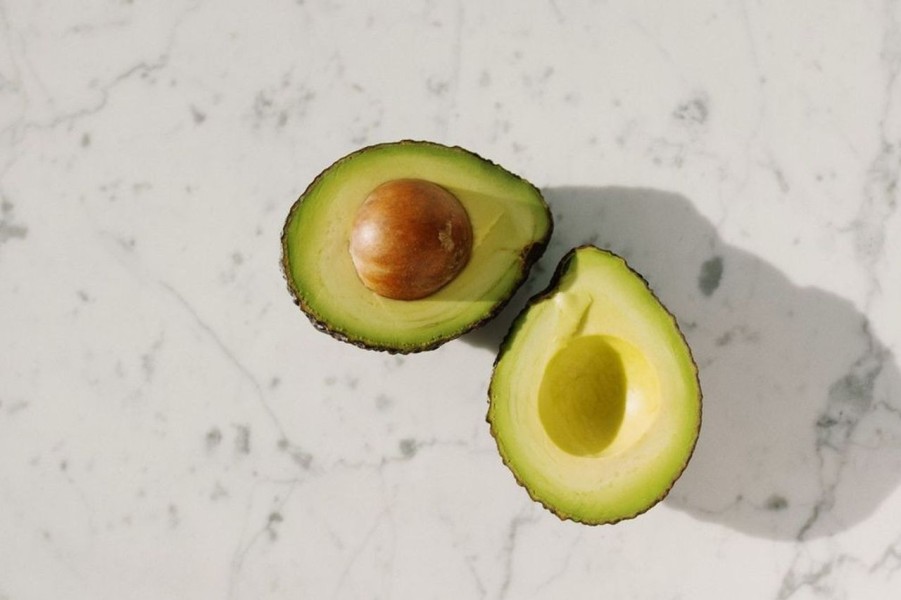 Trik Ampuh Menyimpan Alpukat Agar Tetap Segar, Hijau, dan Tidak Pahit