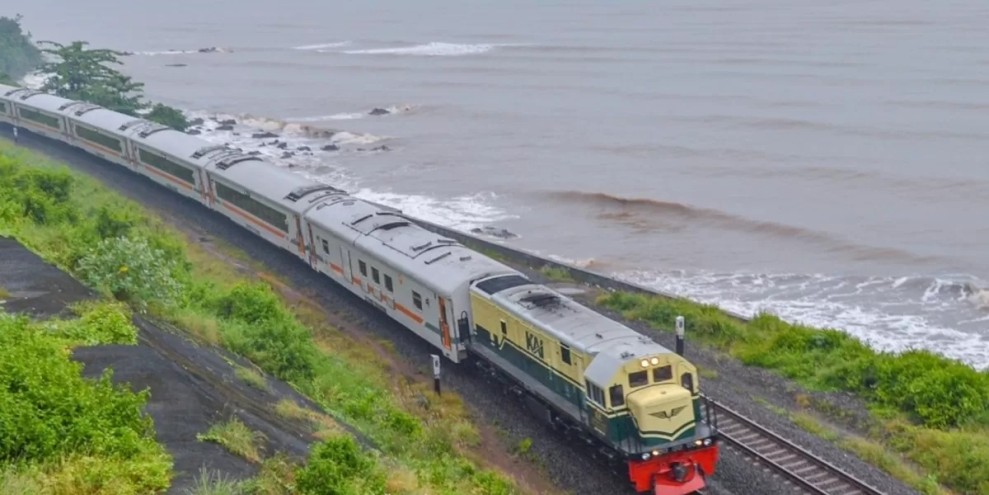 Warga Nikmati Ngabuburit Unik Melihat Kereta Api Melintas Di Area Tebing