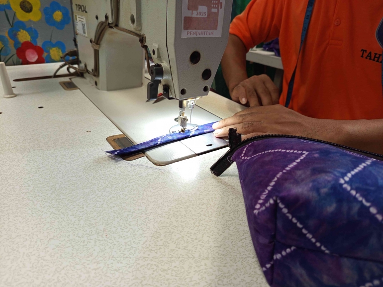 Lapas Kotabaru Memproduksi Tas Kain Sasirangan Berkualitas Untuk Memperkuat Pembinaan Kemandirian