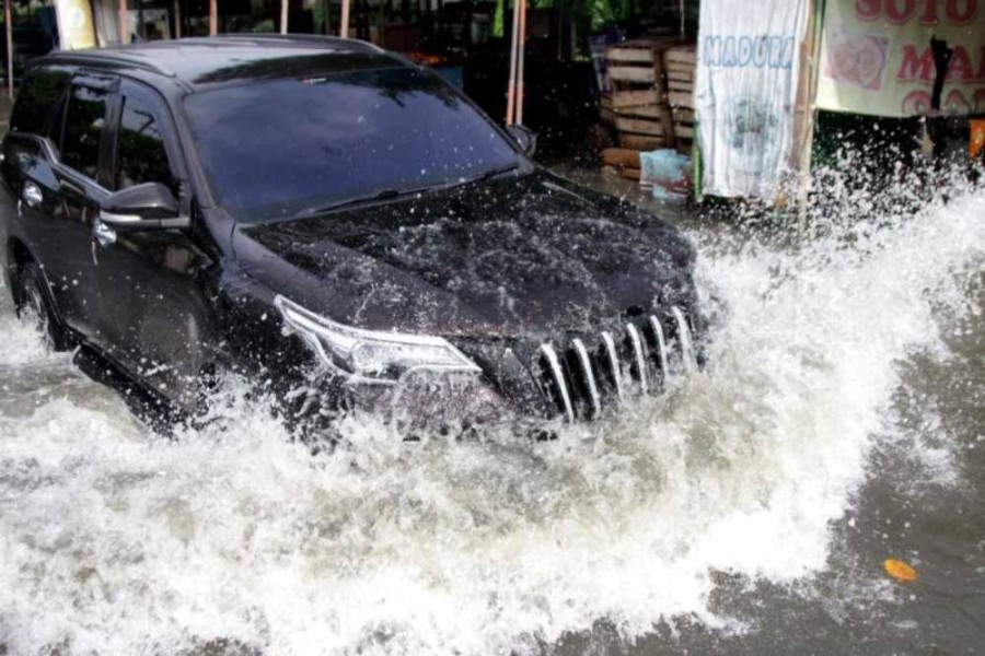 Langkah-langkah Penting Menghadapi Mobil Listrik yang Terendam Banjir dan Tips Aman Melintasi Genangan Air