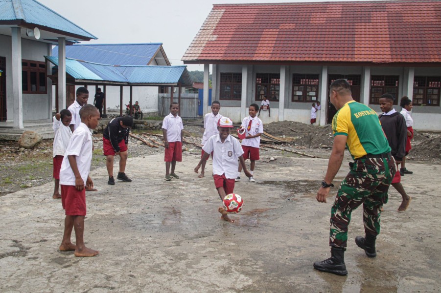 Menginspirasi Generasi Muda Lewat Sepak Bola Bersama Satgas Yonif 503 Kostrad di Papua