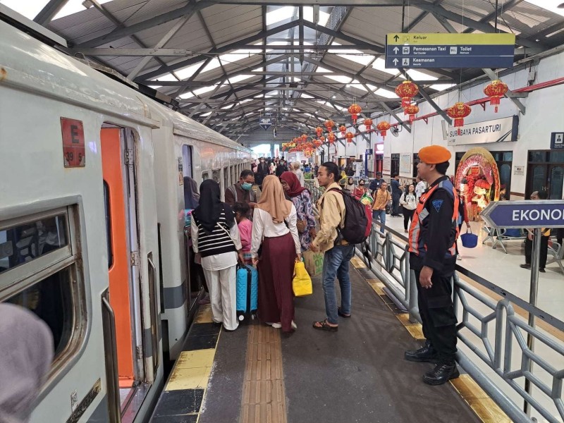 Sebanyak 215 Ribu Pelanggan Gunakan KAI Daop 8 Selama Libur Imlek 2026
