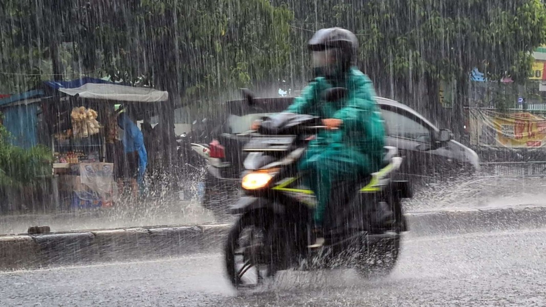 Musim Hujan Datang, Ini Tips Aman Berkendara Sepeda Motor Agar Terhindar dari Risiko Kecelakaan di Jalan Raya